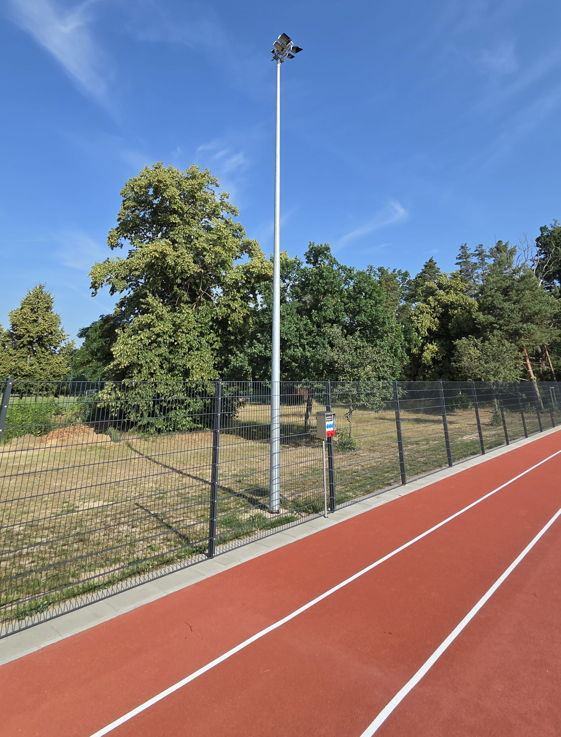 Sportplatz mit Flutlichtanlage in Grieben